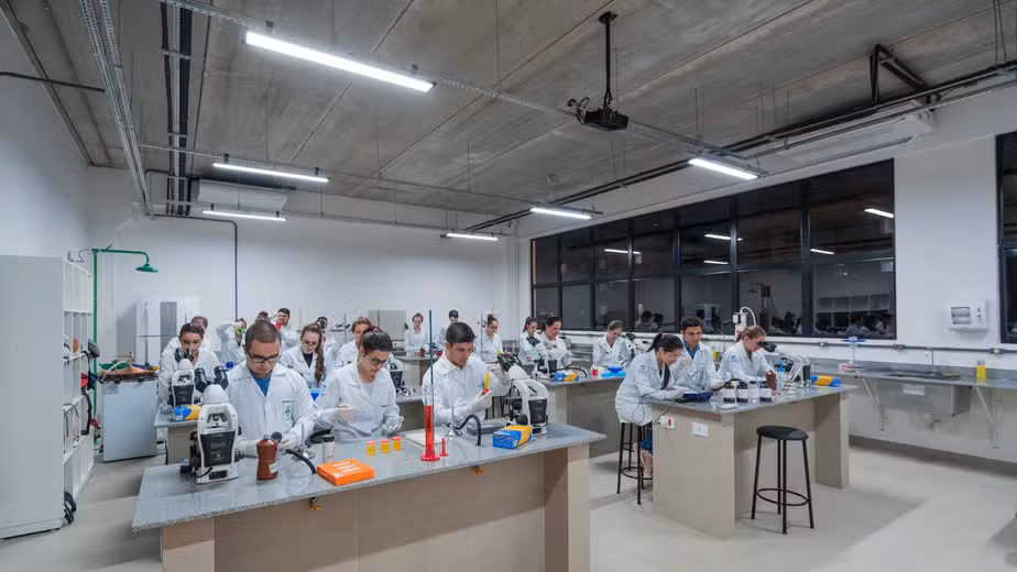 Univel conta com mais de 70 laboratórios para aulas práticas